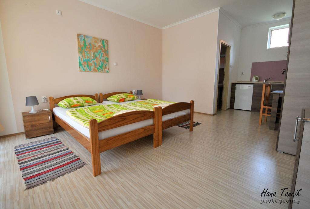 Apartments Svetlica บาชคี เปโตรวาซ ภายนอก รูปภาพ